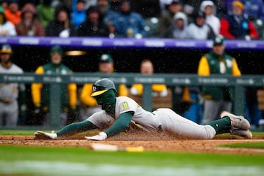 Tyler Soderstrom, de los Athletics, se lanza para anotar tras un error de Ezequiel Tovar, de los Colorado Rockies, en la
sexta entrada del partido de la MLB disputado en Denver (Colorado). Los A’s arruinaron el debut en casa de los Rockies derrotándoles por 6 a 3 en 11 entradas en el primero de la serie de tres partidos que enfrentará a ambos equipos.