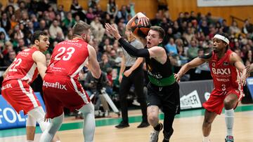 BARCELONA, 04/02/2023.- El escolta estadounidense del Joventut Kyle Guy (c) entra a canasta ante la defensa Martinas Geben (2i), pívot lituano del Manresa, durante el encuentro entre el Joventut Badalona y el BAXI Manresa correspondiente a la jornada 19 de la Liga Endesa, este sábado en el pabellón Olímpico de Badalona. EFE/ Alejandro García