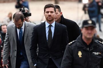 Xabi Alonso ha sido juzgado hoy por la Audiencia de Madrid por los presuntos delitos de fraude fiscal. La Fiscalía de Madrid solicita cinco años de prisión para el exfutbolista.