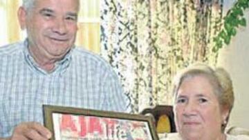 <b>ORGULLOSOS. </b>Los abuelos maternos de Rafael posan con una de las numerosas portadas de su nieto.