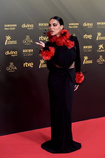 Vestido negro con detalle cut-out y ornamentos de plumas rojas, de la firma española Ze García.