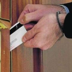 La Policía enseña cómo evitar robos por el método del 'resbalón'