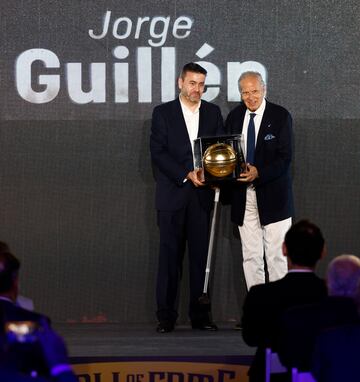 El doctor Jorge Guillén con su galardón y Javier Longarte, Manafinf Director de Úbico Corporate Mobility.