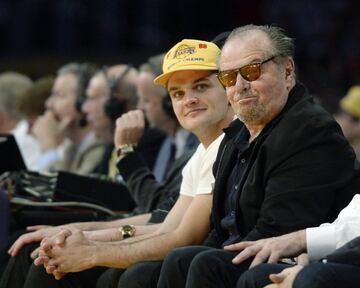 El actor de la serie 'Panic', entre otras, es hijo de Jack y de la actriz Rebecca Broussard. Acaba de trabajar con Anthony Hopkins y es un habitual a pie de pista en los partidos de los Lakers en el Staples Center.