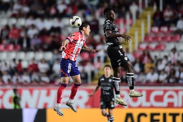  Julio Cesar Dominguez (L) of San Luis fights for the ball with Diber Cambindo (R) of Necaxa during the 16th round match between Necaxa and Atletico San Luis as part of the Liga BBVA MX, Torneo Apertura 2024 at Victoria Stadium on November 06, 2024 in Aguascalientes, Mexico.