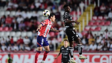 Julio Cesar Dominguez (L) of San Luis fights for the ball with Diber Cambindo (R) of Necaxa during the 16th round match between Necaxa and Atletico San Luis as part of the Liga BBVA MX, Torneo Apertura 2024 at Victoria Stadium on November 06, 2024 in Aguascalientes, Mexico.