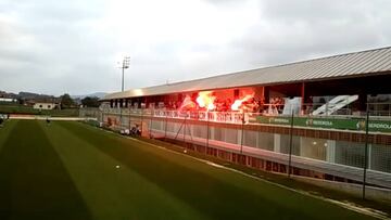 Cánticos y bengalas en apoyo del Athletic antes de recibir al Barça