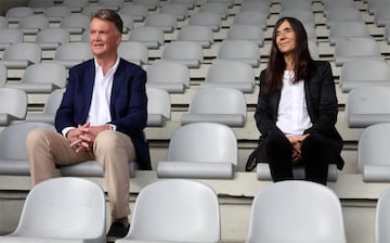 Louis van Gaal y Mara Blasco, durante el rodaje de 'Siempre Positivo'.



