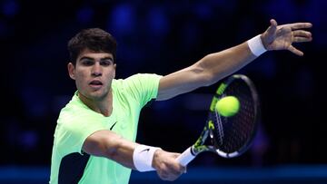 Carlos Alcaraz, en acción durante su partido contra Alexander Zverev en Turín.