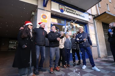 Empleados de la administración situada en la plaza Obispo Alcolea, 4, celebran que han vendido parte del número 79432 correspondiente al ‘Gordo’ del Sorteo Extraordinario de la Lotería de Navidad 2025.