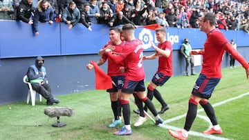 Chimy Ávila celebra junto a sus compañeros su gol al Villarreal