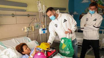 Los jugadores visitan a los niños ingresados en el Hospital