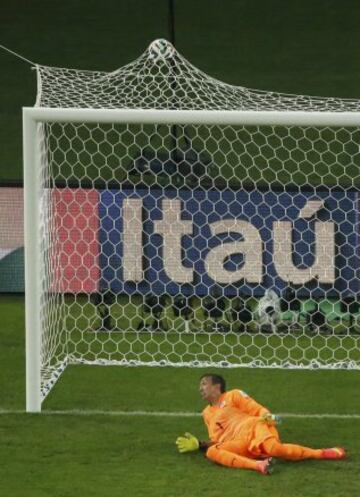 1-0. Fernando Muslera no puede hacer nada en el primer gol de James Rodríguez. 