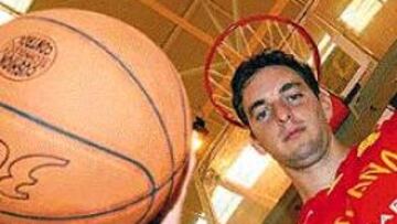 <b>MANO DE SANTO.</B> Pau Gasol confía en cumplir su papel de líder de la selección española en el camino hacia el podio continental.