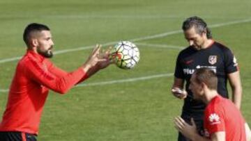 Moyá, en un entrenamiento con Oblak.
