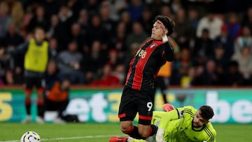 Imagen del penalti de David Raya que después transformaría Kluivert.