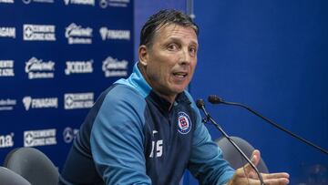 El estratega de Cruz Azul asegur&oacute; que los jugadores no pueden concentrarse en la cancha, s&iacute; tienen problemas fuera de ella.