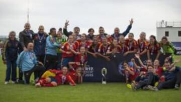 La Sub-17 celebra el Europeo conquistado en Islandia, junto al cuerpo técnico y el resto de la delegación.