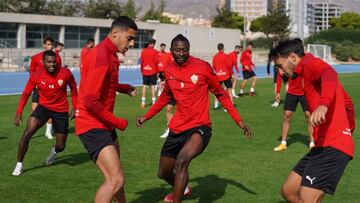 Sadiq, durante un entrenamiento del Almer&iacute;a,