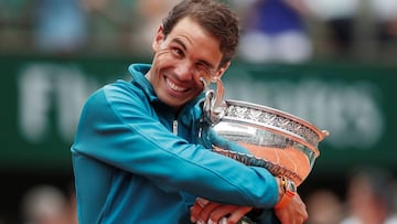 Rafael Nadal posa con el trofeo de campeón de Roland Garros 2018.