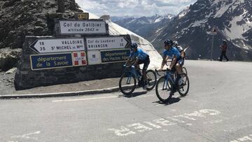 Nairo Quintana y Mikel Landa ruedan en la cima del Col du Galibier durante el reconocimiento de las etapas de los Alpes en el Tour de Francia.