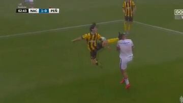 ¡A la cabeza! La increíble patada que se vio en el clásico uruguayo