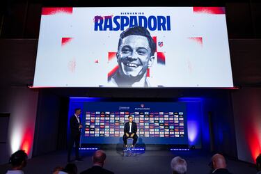 Giacomo Raspadori durante la presentación. 