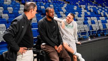 Ibon Navarro conversa con Will Thomas en presencia de Juanma Rodríguez.