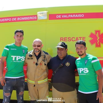 El plantel del cuadro caturro salió a la ruta, y le regaló bebidas isotónicas a los voluntarios que combaten los incendios en al región.