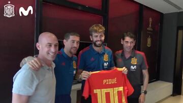 Ovación de todos y camiseta para Piqué por sus 100 partidos