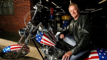 Este actor miembro de una de las familias más reconocidas de Hollywood fallecía el 16 de agosto a los 79 años. Hijo del actor, hermano de la actriz Jane Fonda y padre de la también actriz Bridget Fonda, podría decirse que ha dedicado su vida al cine -tanto él como su familia-. Ganador de un Globo de oro por la película 'Ulee’s Gold' y también nominado a los Oscar por 'Easy Rider', el motivo de su muerte fue una insuficiencia respiratoria, una de las últimas consecuencias de su cáncer de pulmón.