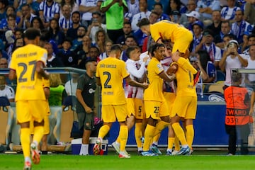 0-1. Ferran Torres celebra el primer gol que anota en el minuto 45 de partido con sus compañeros de equipo.