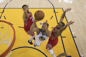 Shaun Livingston también tuvo minutos y los supo aprovechar: 9 puntos y una jugada con potencial de viralidad sobre James Harden