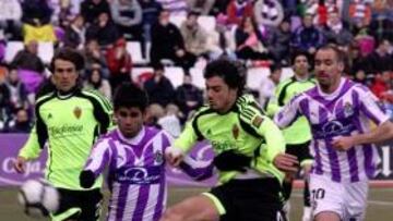 <b>DURA PELEA. </b>Diego Costa fue un quebradero de cabeza parta los defensas del Zaragoza. Contini, en la imagen con el brasileño, vio amarilla. El delantero se fue lesionado.