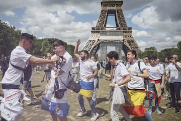 Madridistas, a orillas de la Torre Eiffel, el 28 de mayo.