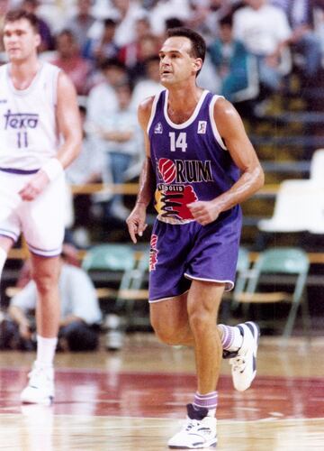 Uno de los mayores killers que ha dado el baloncesto, capaz de promediar 44 puntos por partido en Italia (lo hizo en la temporada 1990-91 en el Tonino Zorzi) o de anotarle 55 a la Selecci¨®n en los Juegos de Se¨²l 88. A Espa?a, el alero brasile?o lleg¨® con 35 a?os y disput¨® dos temporadas en el F¨®rum Valladolid. En ese par de cursos le dio tiempo a sobrepasar los 2.000 puntos (anot¨® 2.009 en 71 partidos) y fue el m¨¢ximo anotador de la competici¨®n en ambos. Una mu?eca privilegiada, encest¨® 132 triples en la campa?a 1993-94 y 160 en la 1994-95. Durante a?os fue el que m¨¢s canastas de tres puntos hab¨ªa logrado en un solo partido con 11. En 2014, Jacob Pullen (Barcelona) acab¨® con 12. Despu¨¦s, Schmidt volvi¨® a Brasil y se retir¨® en 2003 (sus ¨²ltimos a?os los pas¨® en el Flamengo). En su carrera roz¨® los 50.000 puntos: acab¨® con 49.703 anotados.