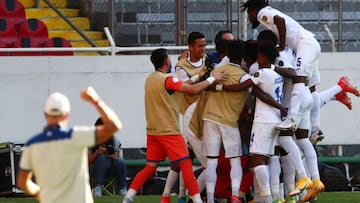 Soccer Football - Concacaf Olympic Qualifiers - Semi final - Honduras v United States - Estadio Jalisco, Guadalajara, Mexico - March 28, 2021 Honduras&#039; Luis Palma celebrates scoring their second goal with teammates REUTERS/Henry Romero