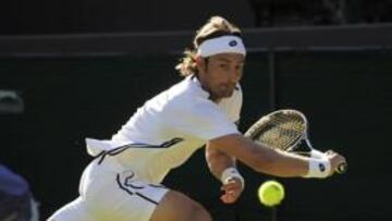 El español Juan Carlos Ferrero ganó hoy su pulso ante el francés Fabrice Santoro, al que eliminó de Wimbledon por 6-7 (1), 6-3, 6-4 y 6-3 en 2 horas y 41 minutos.