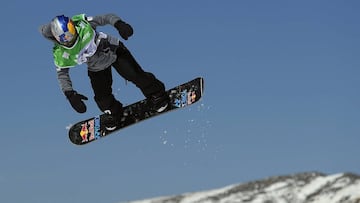 La espa&ntilde;ola Queralt Castellet en un salto hoy durante el entrenamiento de Big Air de los Campeonatos del Mundo de Snowboard y Freestyle Ski Sierra Nevada 2017.