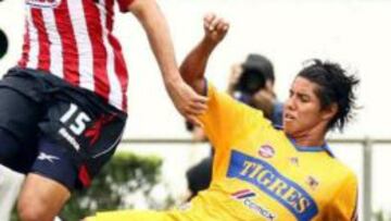 Hugo Ayala tratando de impedir que avance Michel Vázquez durante aquel Tigres-Chivas del Apertura 2010.