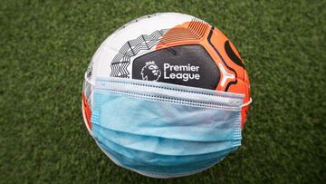 Balón de la Premier League con una mascarilla.