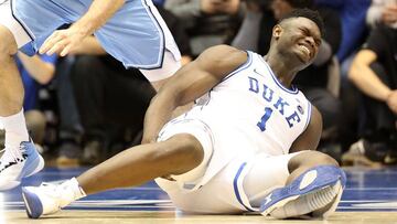 El basquetbolista de la Universidad de Duke tuvo un vergonzoso pasaje en la historia de la NCAA tras sufrir una lesi&oacute;n consecuencia de un tenis roto.