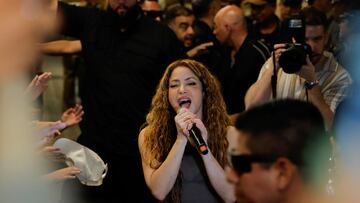 AME6295. SANTIAGO (CHILE), 03/03/2025.- La cantante colombiana Shakira canta a sus seguidores frente al Hotel Mandarin, donde se alojaba tras la cancelación de sus dos conciertos en Chile, minutos antes de partir hacia el aeropuerto este lunes, en Santiago (Chile). EFE/Javier Torres