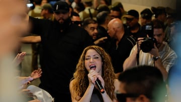 AME6295. SANTIAGO (CHILE), 03/03/2025.- La cantante colombiana Shakira canta a sus seguidores frente al Hotel Mandarin, donde se alojaba tras la cancelación de sus dos conciertos en Chile, minutos antes de partir hacia el aeropuerto este lunes, en Santiago (Chile). EFE/Javier Torres