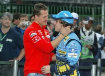 2005. Schumacher saluda a Fernando Alonso, el nuevo campe¨®n del mundo de F1.