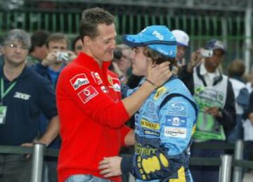 2005. Schumacher saluda a Fernando Alonso, el nuevo campeón del mundo de F1.