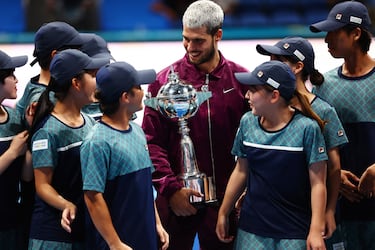 Carlos Alcaraz celebra la victoria en Tokio con los recogepelotas. 