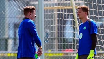 GRAFCAT6555. SANT JOAN DESPÍ (BARCELONA), 08/04/2025.- Los porteros del FC Barcelona Marc-André ter Stegen y Wojciech Szczesny (d) durante el entrenamiento que el equipo barcelonista ha realizado este martes en la ciudad deportiva Joan Gamper para preparar el partido de ida d elos cuartos de final de la Liga de Campeones que mañana disputarán ante el Borussia Dortmund. EFE/Alejandro García