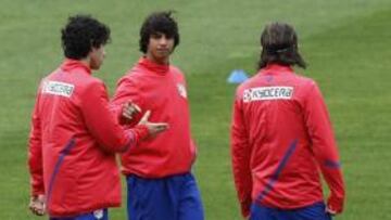 <b>ALTERNATIVA. </b>Arriba, Tiago le da la bienvenida a Oliver. A la izquierda, con el MVP de la Copa del Atlántico.