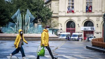 Imagen de una pareja caminando por las calles de Francia.